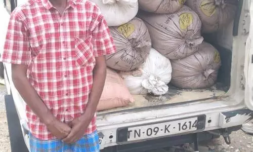 பவானி அருகே ரேஷன் அரிசி கடத்தியவர் கைது பவானி அருகே ரேஷன் அரிசி கடத்தியவர் கைது