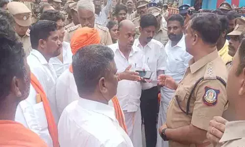 போலீசாருடன் பா.ஜ.க.வினர் வாக்குவாதம்