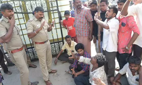 ஈரோட்டில் போக்குவரத்துக்கு இடையூறாக இருந்த   பேனர் அகற்றியதை கண்டித்து இந்து முன்னணியினர் சாலை மறியல்