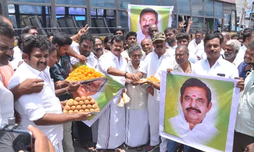 கிருஷ்ணகிரியில் அ.தி.மு.க.வினர் இனிப்பு வழங்கி கொண்டாட்டம் கிருஷ்ணகிரியில் அ.தி.மு.க.வினர் இனிப்பு வழங்கி கொண்டாட்டம்