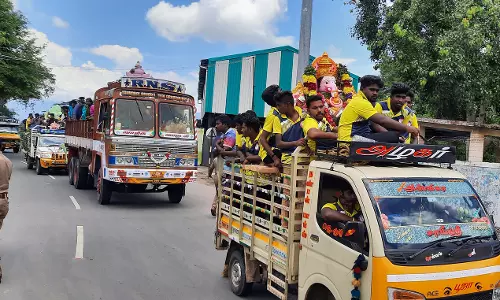 மோகனூர் காவிரி ஆற்றில் கரைப்பதற்காக நாமக்கல் வழியாக வாகனங்களில் சென்ற விநாயகர் சிலைகள் மோகனூர் காவிரி ஆற்றில் கரைப்பதற்காக நாமக்கல் வழியாக வாகனங்களில் சென்ற விநாயகர் சிலைகள்