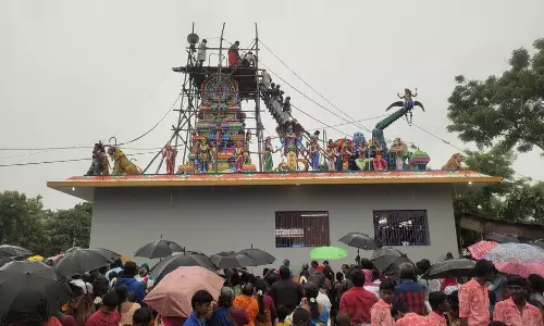கொட்டும் மழையில் மகா சக்தி மாரியம்மன் கோவில் கும்பாபிஷேகம் கொட்டும் மழையில் மகா சக்தி மாரியம்மன் கோவில் கும்பாபிஷேகம்