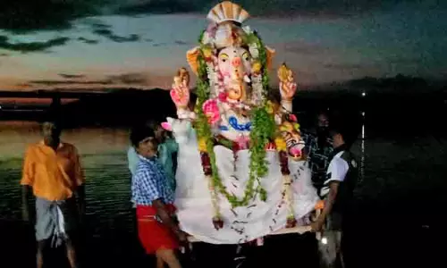 விநாயகர் சிலைகள் நீர்நிலைகளில் கரைப்பு விநாயகர் சிலைகள் நீர்நிலைகளில் கரைப்பு
