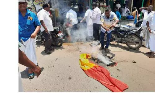 அ.தி.மு.க. பொதுக்குழு உறுப்பினரின் சேலையில் தீப்பற்றியதால் பரபரப்பு