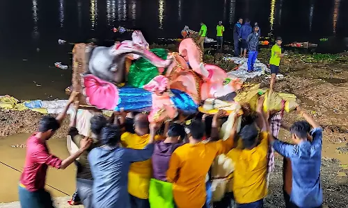 வைகை ஆற்றில் 200 விநாயகர் சிலைகள் கரைப்பு வைகை ஆற்றில் 200 விநாயகர் சிலைகள் கரைப்பு