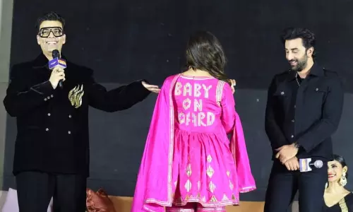 விரைவில் குழந்தை ஆடையில் வாசகம்..! பிரபல நடிகையின் செயலால் ரசிகர்கள் அதிர்ச்சி!!