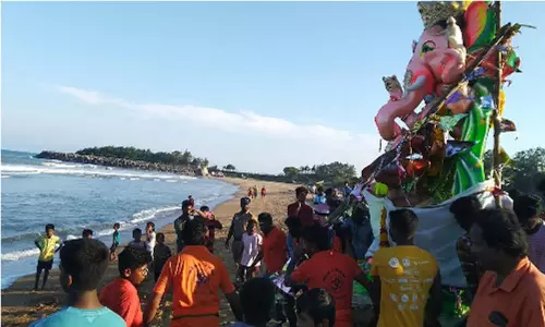 மாமல்லபுரம் கடலில் விநாயகர் சிலைகள் கரைப்பு மாமல்லபுரம் கடலில் விநாயகர் சிலைகள் கரைப்பு