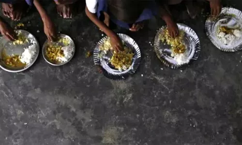 அரசுப் பள்ளியில் தலித் சிறுமி வழங்கிய மதிய உணவை தூக்கி எறியுமாறு மாணவர்களுக்கு அறிவுறுத்திய சமையல்காரர் கைது!