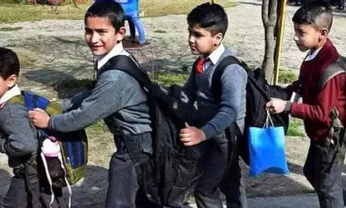 மாணவர்களின் புத்தகப்பை எடையை குறைக்க உத்தரவு! மத்திய பிரதேசத்தில்  வாரம் ஒருநாள் புத்தகப்பை இல்லாத நாள்!