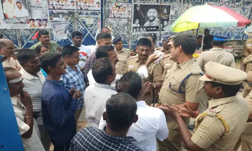 தமிழில் அர்ச்சனை: பாடலீஸ்வரர் கோவிலுக்குள் நுழைய முயன்ற நாம் தமிழர் கட்சியினர்  கைது