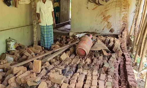 சிவமொக்காவில் கனமழையால் வீட்டின் சுவர் இடிந்து விழுந்தது; 4 பேர் படுகாயம்