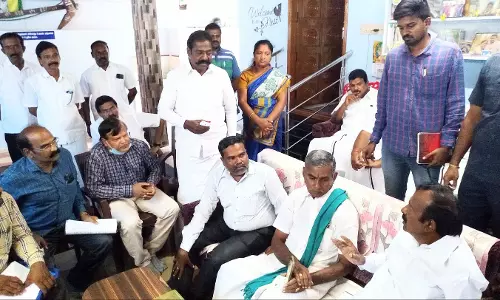 அத்திக்கடவு- அவினாசி திட்ட பிரதான குழாய் பதிக்க விவசாயிகளிடம் அமைச்சர் நடத்திய பேச்சுவார்த்தையில் சுமூக முடிவு பணியை ஒரு மாதத்துக்குள் முடிக்க அதிகாரிகளுக்கு உத்தரவு அத்திக்கடவு- அவினாசி திட்ட பிரதான குழாய் பதிக்க விவசாயிகளிடம் அமைச்சர் நடத்திய பேச்சுவார்த்தையில் சுமூக முடிவு பணியை ஒரு மாதத்துக்குள் முடிக்க அதிகாரிகளுக்கு உத்தரவு