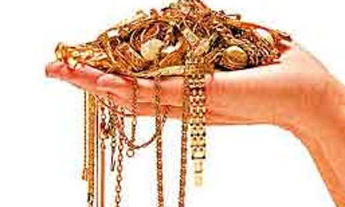 மயக்கப்பொடி கலந்த தண்ணீரை தெளித்து மூதாட்டியிடம் 5 பவுன் நகை பறிப்பு