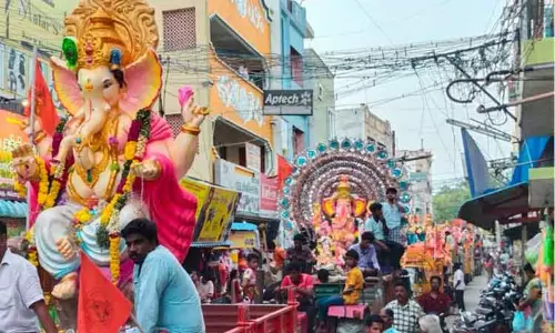 பலத்த போலீஸ் பாதுகாப்புடன் விநாயகர் சிலைகள் ஊர்வலம்