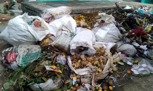 பஸ் நிலையத்தில் தேங்கியுள்ள குப்பைகளால் சுகாதார சீர்கேடு பஸ் நிலையத்தில் தேங்கியுள்ள குப்பைகளால் சுகாதார சீர்கேடு