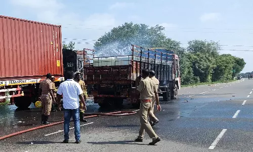 கெமிக்கல் ஏற்றி வந்த லாரி திடீரென தீப்பிடித்து எரிந்ததால் பரபரப்பு