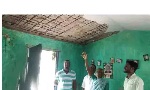 தொடர் மழையால் வீட்டின் மேற்கூரை இடிந்து விழுந்தது-பள்ளி மாணவன் உயிர் தப்பினான்