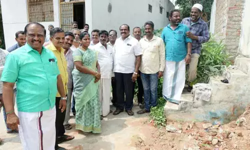 ஆக்கிரமிப்பால் குடியிருப்பு பகுதியில் தேங்கும் கழிவுநீர் ஆக்கிரமிப்பால் குடியிருப்பு பகுதியில் தேங்கும் கழிவுநீர்