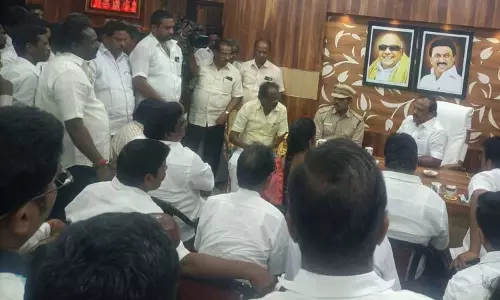 வடிகால் வாய்க்கால் தூர்வாரி சீரமைக்கப்படும் வடிகால் வாய்க்கால் தூர்வாரி சீரமைக்கப்படும்