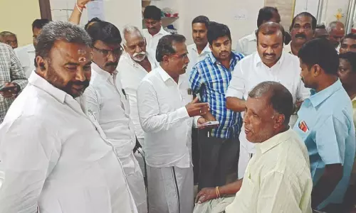 தீர்த்தம் எடுக்கச் சென்ற பக்தர்களை தேனீக்கள் விரட்டி விரட்டி கொட்டியது தீர்த்தம் எடுக்கச் சென்ற பக்தர்களை தேனீக்கள் விரட்டி விரட்டி கொட்டியது