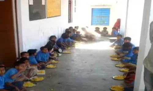 ராஜஸ்தானில் தலித் மாணவிகள் பரிமாறிய உணவை தூக்கி எரியச் சொல்லி மிரட்டிய சமையல்காரர் கைது