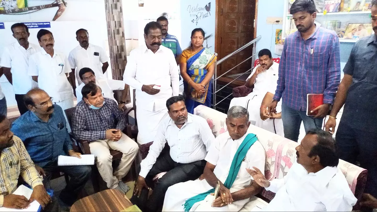 அத்திக்கடவு- அவினாசி திட்ட பிரதான குழாய் பதிக்க  விவசாயிகளிடம் அமைச்சர் நடத்திய பேச்சுவார்த்தையில் சுமூக முடிவு  பணியை ஒரு மாதத்துக்குள் முடிக்க அதிகாரிகளுக்கு உத்தரவு