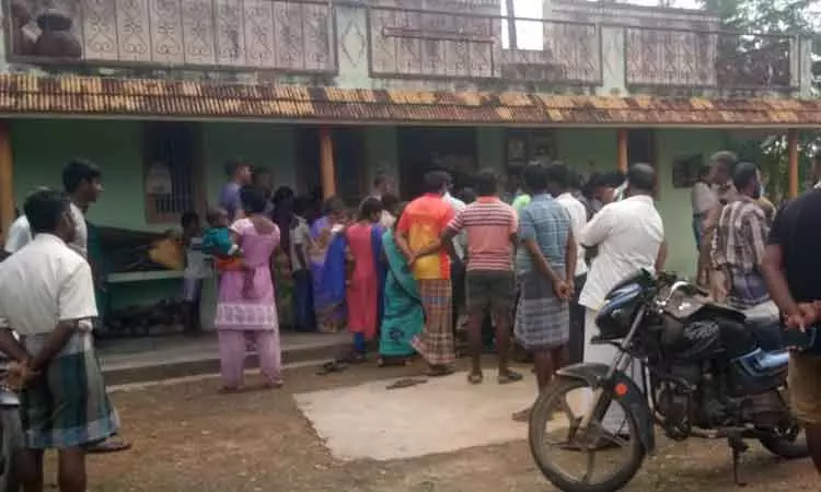 மூதாட்டியை கல்லால் தாக்கி 15 பவுன் நகை, ரூ.1 லட்சம் கொள்ளை கை, கால்களை கட்டி நிலத்தில் போட்டுவிட்டு சென்றனர் மூதாட்டியை கல்லால் தாக்கி 15 பவுன் நகை, ரூ.1 லட்சம் கொள்ளை கை, கால்களை கட்டி நிலத்தில் போட்டுவிட்டு சென்றனர்