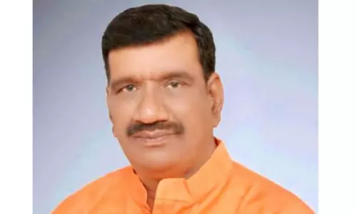 நில ஆக்கிரமிப்பு செய்ததாக மக்களுக்கு நோட்டீஸ்: கலெக்டர் அலுவலகத்தில் மந்திரி போராட்டம் - உத்தரபிரதேசத்தில் பரபரப்பு நில ஆக்கிரமிப்பு செய்ததாக மக்களுக்கு நோட்டீஸ்: கலெக்டர் அலுவலகத்தில் மந்திரி போராட்டம் - உத்தரபிரதேசத்தில் பரபரப்பு