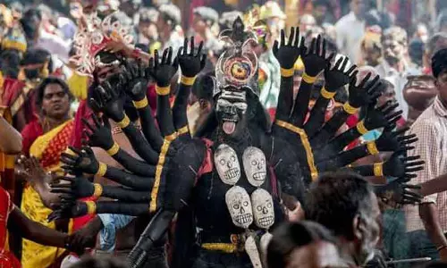 குலசை தசரா திருவிழா - தயாராகும் ஆடைகள், கிரீடங்கள் குலசை தசரா திருவிழா - தயாராகும் ஆடைகள், கிரீடங்கள்