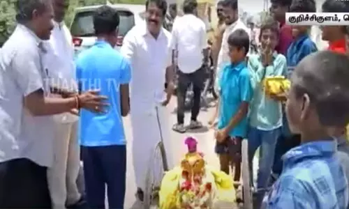பொம்மை வண்டியில் சிறுவர்களின் விநாயகர் ஊர்வலம்... பங்கேற்று வாழ்த்திய நயினார் நாகேந்திரன் பொம்மை வண்டியில் சிறுவர்களின் விநாயகர் ஊர்வலம்... பங்கேற்று வாழ்த்திய நயினார் நாகேந்திரன்