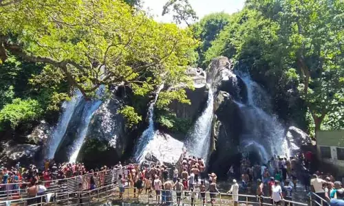 குற்றாலத்தில் சுற்றுலா பயணிகள் உற்சாக குளியல்