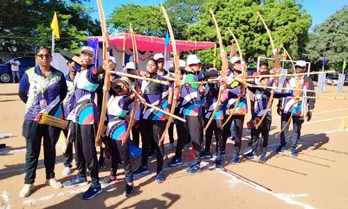 3 மணி நேரத்தில் இலக்கை நோக்கி   2022 அம்புகளை எய்த மாணவர்கள்