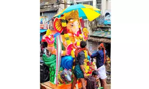 விநாயகர் சிலைக்கு குடைபிடித்த பக்தர்கள்