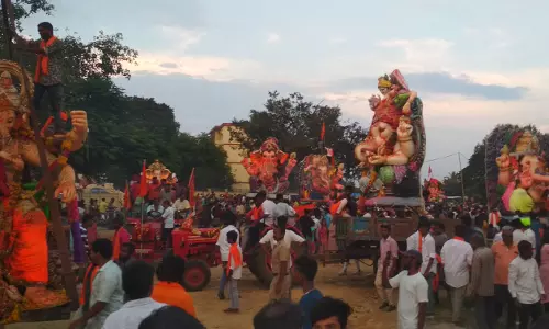 ஓசூரில் கோலாகலமாக நடைபெற்ற  விநாயகர் சிலைகள் ஊர்வலம்