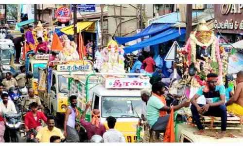 கொட்டும் மழையில் விநாயகர் சிலைகள் ஊர்வலம்