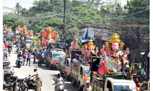 பிரமாண்டமான விநாயகர் சிலைகள் ஊர்வலம்