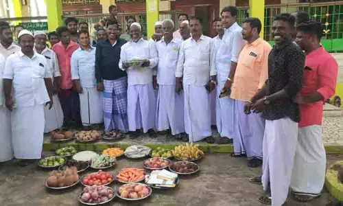 இந்து கோவில் கும்பாபிஷேகத்திற்கு சீர்கொண்டு சென்ற இஸ்லாமியர்கள்