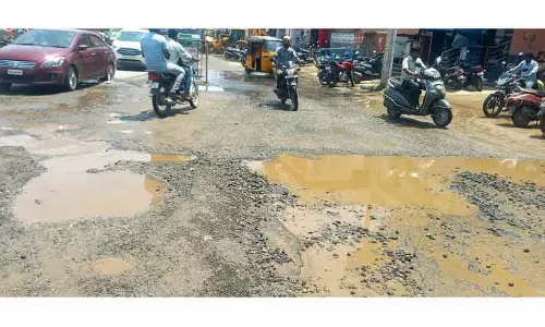 குண்டும் குழியுமான சாலையை சீரமைக்க வேண்டும்