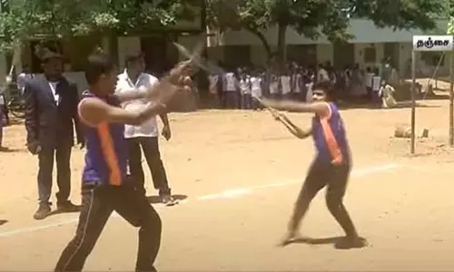 தஞ்சையில் தென்மண்டல அளவிலான சிலம்பம் போட்டி - திறமையை வெளிப்படுத்தி அசத்திய வீரர், வீராங்கனைகள்