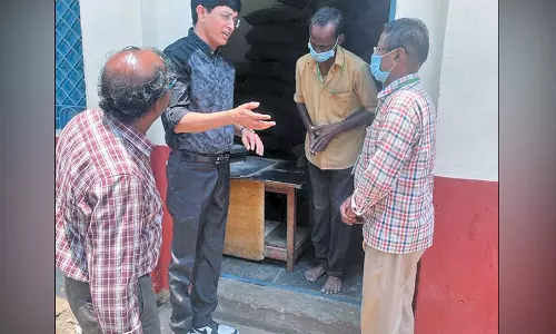 ரேஷன் கடையில் ஜெ.ராதாகிருஷ்ணன் ஆய்வு