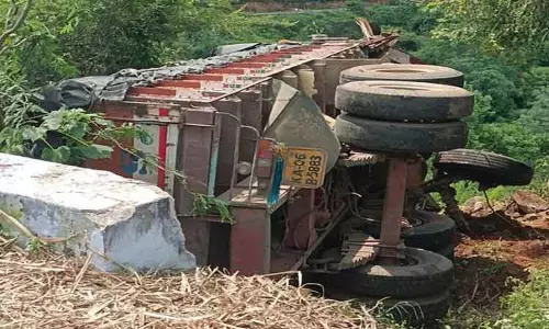 வரட்டுப்பள்ளம் அணை அருகே  லாரி கவிழ்ந்து விபத்து