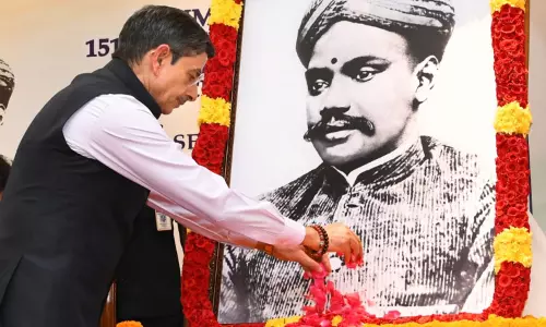 151-வது பிறந்தநாள்: வ.உ.சிதம்பரனார் படத்துக்கு, கவர்னர் ஆர்.என்.ரவி மரியாதை