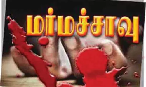 பொள்ளாச்சியில் தொழிலாளி மர்ம சாவு-மனைவி உள்பட 2 பேரிடம் விசாரணை பொள்ளாச்சியில் தொழிலாளி மர்ம சாவு-மனைவி உள்பட 2 பேரிடம் விசாரணை