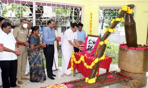 வ.உ.சிதம்பரனார் இழுத்த செக்குக்கு அமைச்சர் செந்தில்பாலாஜி-தலைவர்கள் மரியாதை வ.உ.சிதம்பரனார் இழுத்த செக்குக்கு அமைச்சர் செந்தில்பாலாஜி-தலைவர்கள் மரியாதை