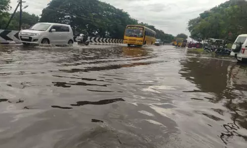 பொள்ளாச்சியில் கொட்டி தீர்த்த மழை-ரோட்டில் குளம்போல் தண்ணீர் தேங்கியதால் வாகன ஓட்டிகள் அவதி பொள்ளாச்சியில் கொட்டி தீர்த்த மழை-ரோட்டில் குளம்போல் தண்ணீர் தேங்கியதால் வாகன ஓட்டிகள் அவதி