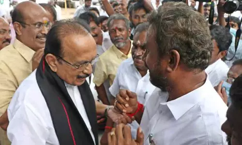 வைகோ-எஸ்.பி.வேலுமணி திடீர் சந்திப்பு வைகோ-எஸ்.பி.வேலுமணி திடீர் சந்திப்பு