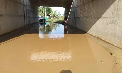 தரைப்பாலத்தில் தேங்கும் மழைநீரால் மாணவர்கள் அவதி
