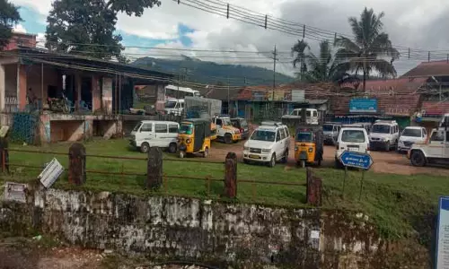 வால்பாறை அண்ணா திடலில் வணிக வளாகம், வாகன நிறுத்துமிடம் அமைப்பது எப்போது?- பொது மக்கள் எதிர்பார்ப்பு வால்பாறை அண்ணா திடலில் வணிக வளாகம், வாகன நிறுத்துமிடம் அமைப்பது எப்போது?- பொது மக்கள் எதிர்பார்ப்பு