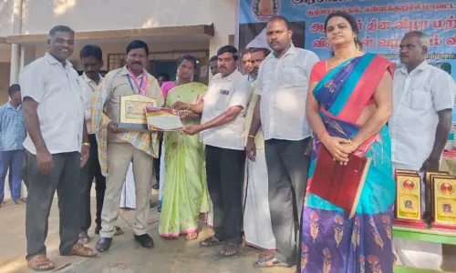 ஆசிரியர்களுக்கு விருதுகள் வழங்கும் விழா ஆசிரியர்களுக்கு விருதுகள் வழங்கும் விழா