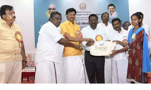 மாணவிகளுக்கு ரூ.1,000 வழங்கும் புதுமைப்பெண் திட்டம்: தேனியில் கலெக்டர் தொடங்கி வைத்தார்